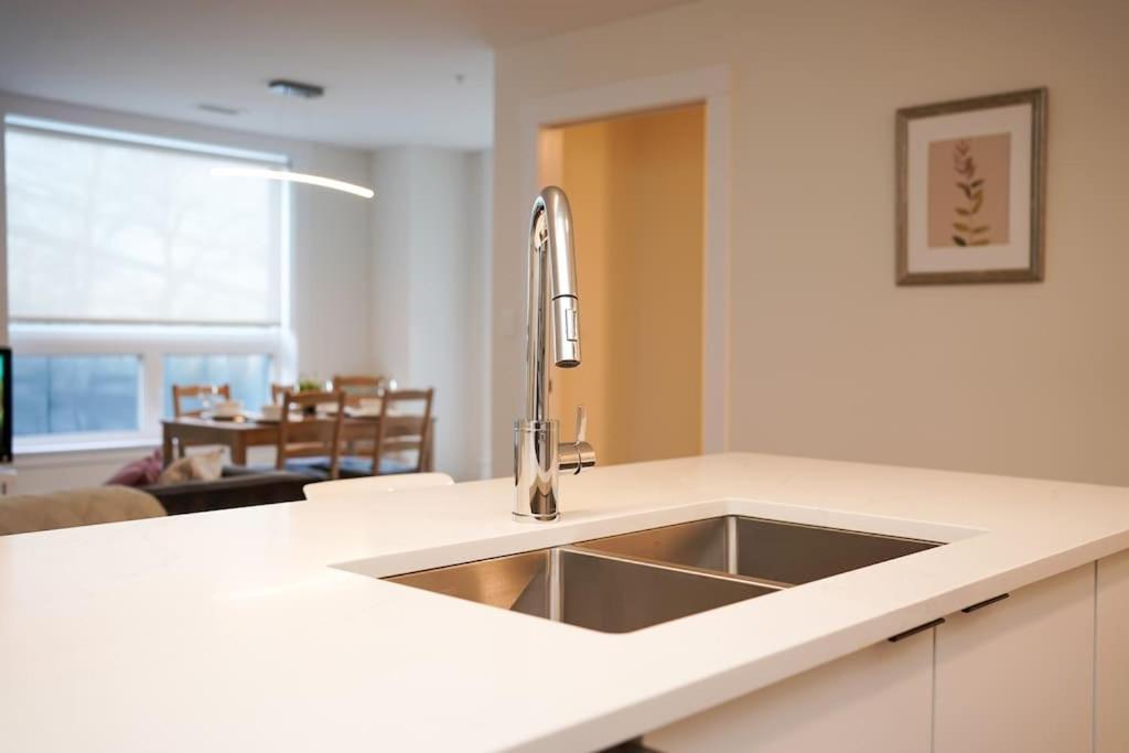 Luxurious Modern 2Br Condo Sleeps 5 Coffee, Ac, Wifi Halifax Exterior foto